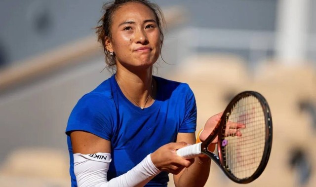 上上签！恭喜郑钦文，又碰萨巴伦卡，CCTV5直播，法网4强稳了