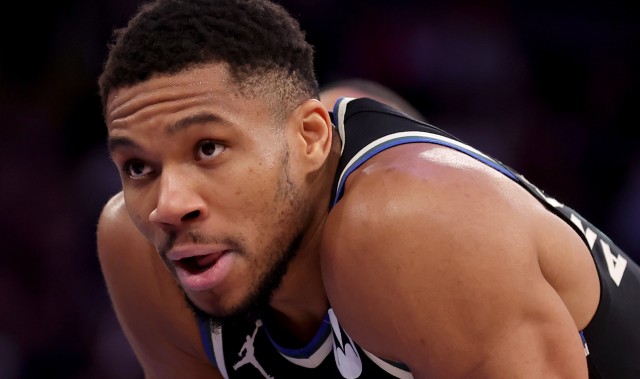 罚球不如三分😥字母哥2记三分空砍30分11板7助 罚球6中0