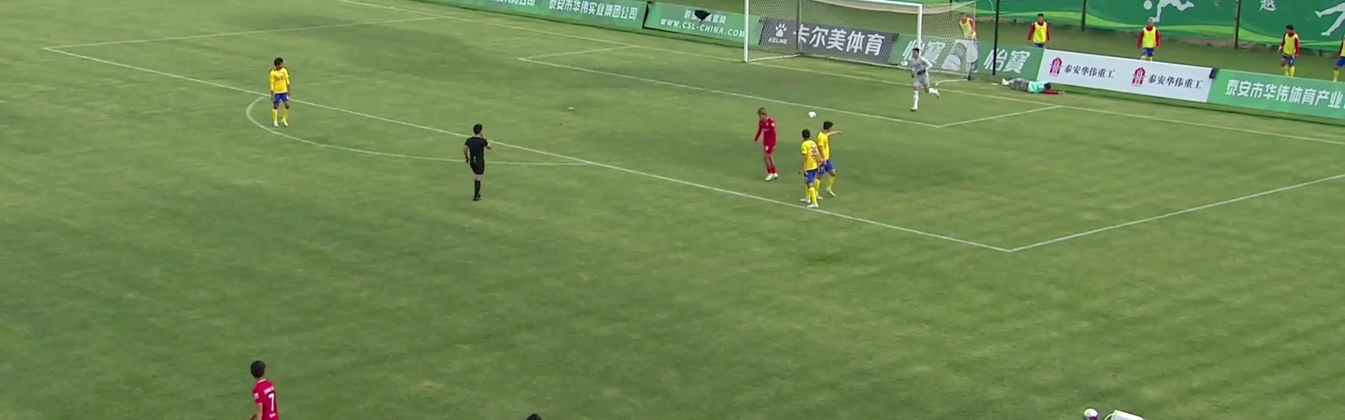 活久见！中乙球童翻过广告牌连滚数圈，主裁向客队热身球员出红牌