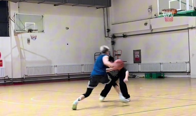 郭艾伦：我眼睛恢复的很好要开始进步了 下赛季等我