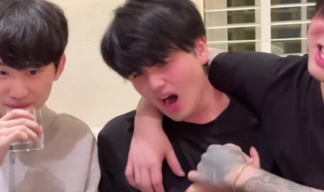 “B氏家族”团建？“男同家族”！，icon搂着Lwx就亲了上去