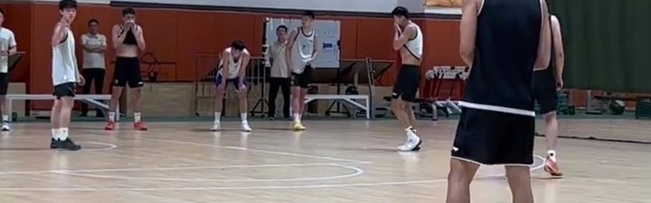 反差感十足！邱彪训练期间压迫感拉满 训练结束幽默打趣