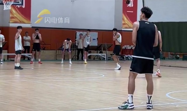 反差感十足！邱彪训练期间压迫感拉满 训练结束幽默打趣