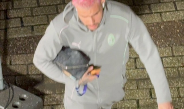 淘汰赛迎开门红？特奥被拍到换了新发型：死亡芭比粉😂