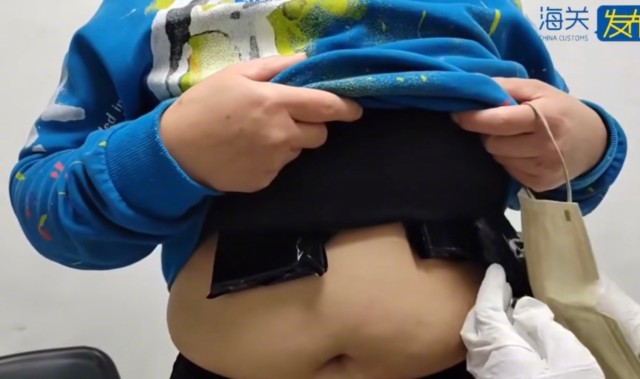 啊这？？？女旅客文胸走私😲携带120张FC 25游戏卡带