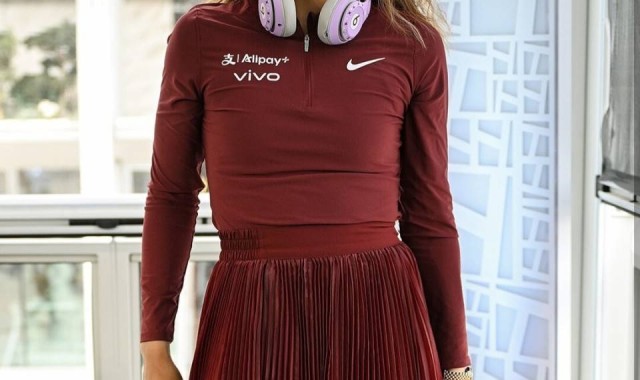 女王也有娇羞的一面！郑钦文因太害羞，不敢穿定制时尚战袍