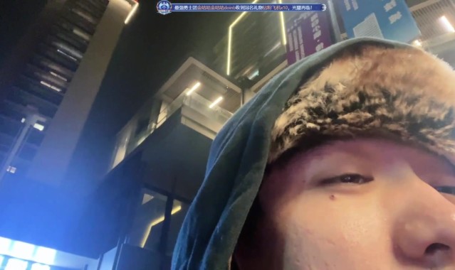 直播全新赛道开启！icon沦落街头直播捡烟头 还管摊主要烟抽！