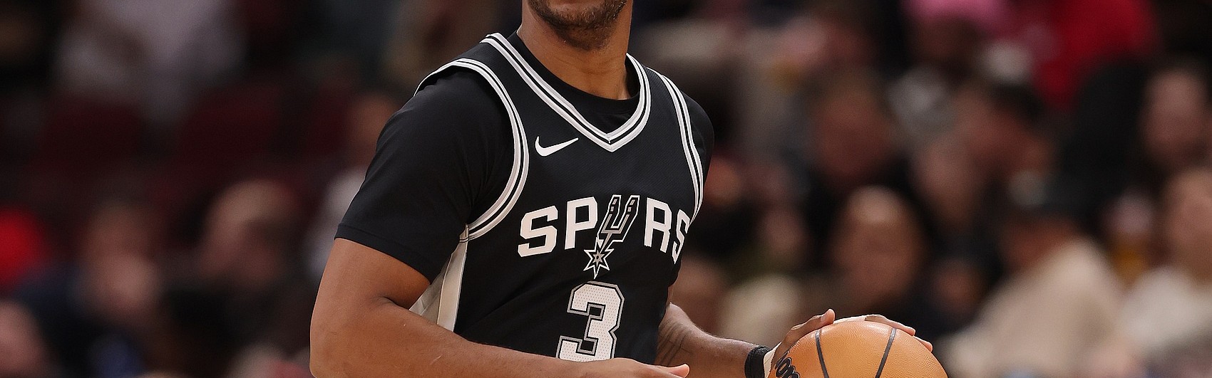 贡献13分10助4断🧨保罗胜场数追平科比&C-罗宾逊 跻身历史前10