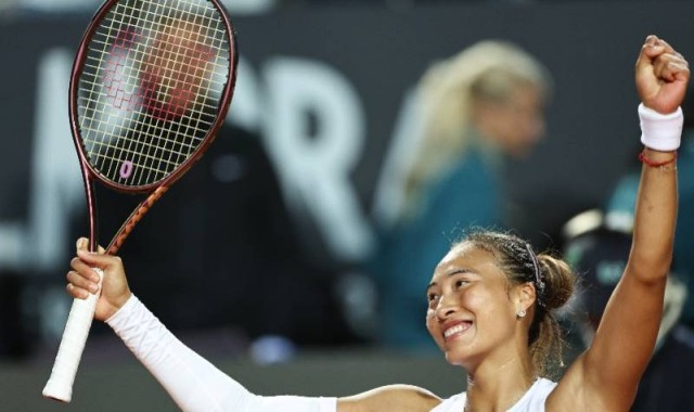 首胜萨巴伦卡，郑钦文：我终于能像对阵普通选手那样面对她了