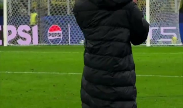 🥺巴萨官推晒众将赛后泪目失落，互相拥抱鼓励&佩德里心有不甘