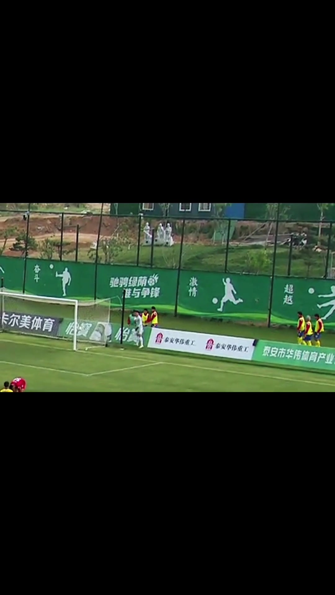 活久见！中乙球童翻过广告牌连滚数圈，主裁向客队热身球员出红牌