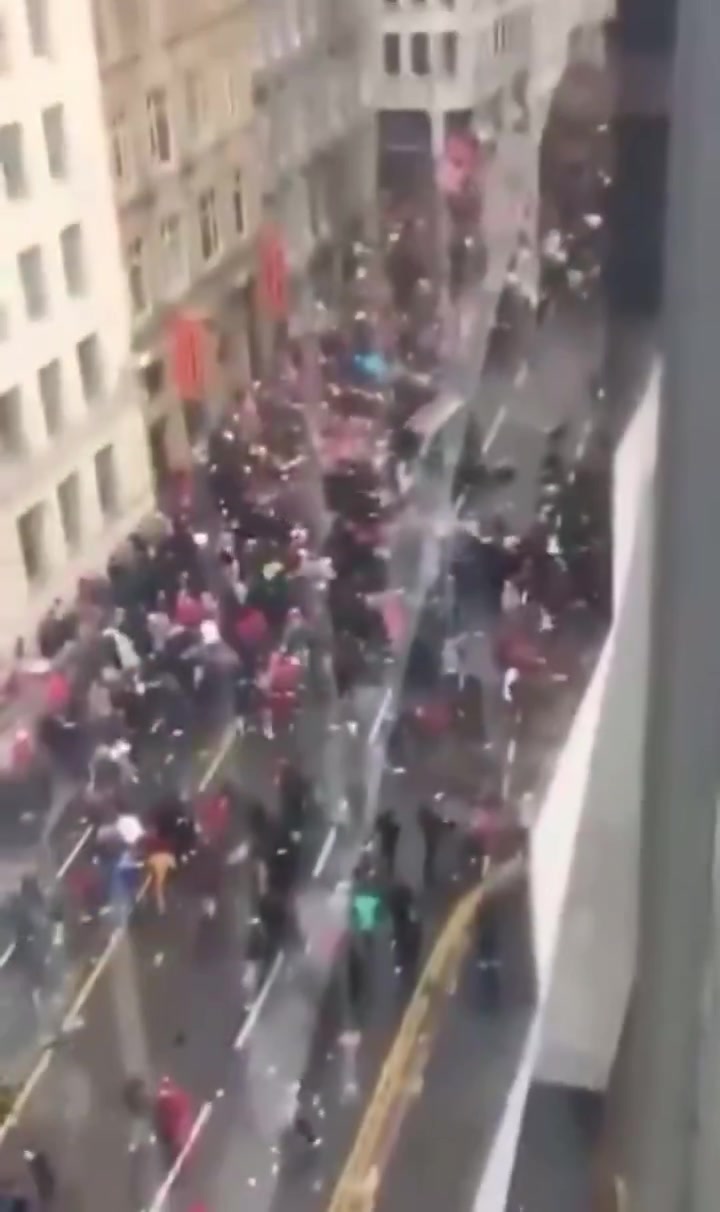 一汽车冲入庆祝的利物浦球迷人群造成多人受伤，司机已被拘留