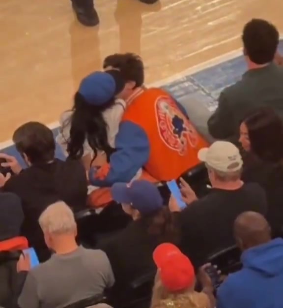 大尺度💋凯莉-詹娜转发美剧片段：尼克斯赢球时我才会啪啪啪